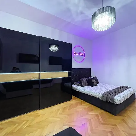 Mini Palais - Beachfront, 5 Min Center, Terrace Apartment Split
