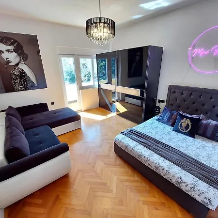 Apartment Mini Palais - Beachfront, 5 Min Center, Terrace Split