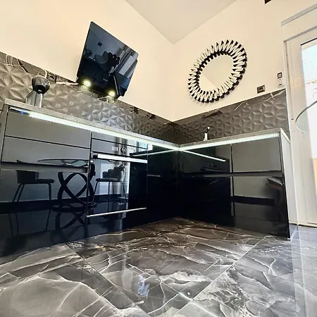 Apartmán Mini Palais - Beachfront, 5 Min Center