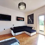 Apartment Mini Palais - Beachfront, 5 Min Center