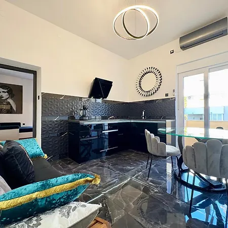 Mini Palais - Beachfront, 5 Min Center Apartman