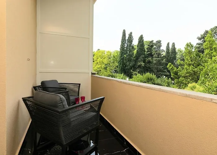 Mini Palais - Beachfront, 5 Min Center Apartman Split