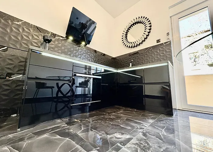 Apartman Mini Palais - Beachfront, 5 Min Center