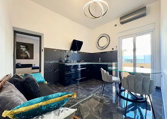 Mini Palais - Beachfront, 5 Min Center Apartman